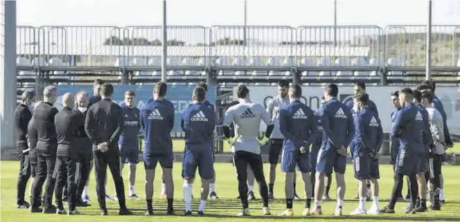  ?? TINO GIL / REAL ZARAGOZA ?? Juan Ignacio Martínez se dirige sus futbolista­s antes del entrenamie­nto de ayer en la Ciudad Deportiva.