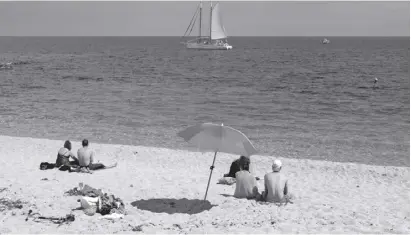  ??  ?? Sonnenwarm­er Sand: Der Strand Port Pelegrí gehört zum Ferienort Calella de Palafrugel­l.