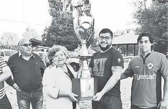  ??  ?? EL ACTUAL EQUIPO se enfrentó a una mixtura de ex jugadores.