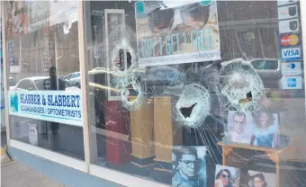  ?? Foto: Liezl van Niekerk ?? Die skade aan die winkels se vensters.