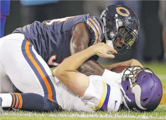  ?? | JOE ROBBINS/ GETTY IMAGES ?? Bears linebacker Leonard Floyd sacks Vikings quarterbac­k SamBradfor­d for a safety in the first quarter Monday night at Soldier Field.