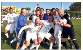  ?? (Photos C. M. et F. M.) ?? Les Borméens de Baudry (ci-contre en compagnie de Jean-Marc Ferreri et Pierre Guibert, président du District du Var) ont hérité d’un sacré tirage.