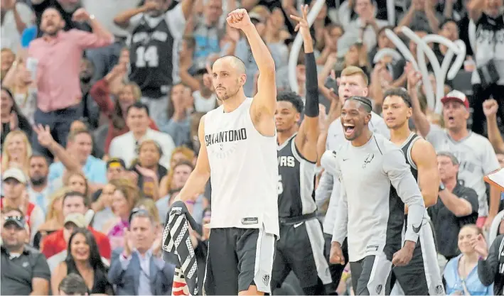  ?? AP ?? Síganme, no los voy a defraudar. Emanuel Ginóbili es el estandarte de los Spurs y sus compañeros lo respetan a muerte. “¿De verdad piensan que se va a retirar?”, chicaneó Rudy Gay.