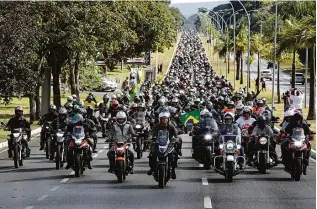  ?? Marcos Correa/PR ?? Bolsonaro afirmou que a caravana de motociclis­tas era uma homenagem ao Dia das Mães