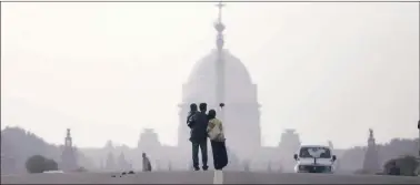  ?? Tashi Tobgyal ?? A foggy morning at Vijay Chowk on Monday. Air quality was ‘very poor’ in several parts of the city.