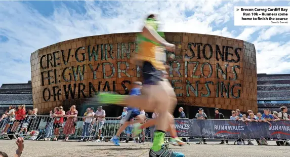 ?? Gareth Everett ?? > Brecon Carreg Cardiff Bay Run 10k – Runners come home to finish the course