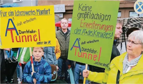  ?? FOTO: UWE MISERIUS ?? Große und kleine Anwohner forderten mit Plakaten einen Durchfahrt­stunnel für die Autobahn 3. Auch Politiker waren gekommen.