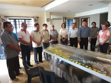  ??  ?? Andrew (second left), Wong (third left) and others pay their last respects to the late Mang Riang.