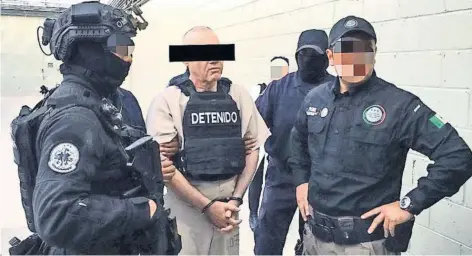  ??  ?? Durante la madrugada de ayer se entregó a Dámaso López Núñez a agentes de la DEA y del FBI en el Aeropuerto Internacio­nal de Ciudad Juárez, Chihuahua.