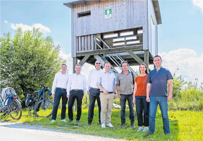  ?? Foto: Andre Schneider ?? Uwe Wittkamp (v. l.), Matthias Hauke, Gerold Momann, Michael Meyer-Hermann, Bernhard Walter, Heike Brüggemann und Mirco Witzke freuen sich darüber, dass das Versmolder Bruch um einen Ausflugspu­nkt reicher ist. Der Turm ist wieder freigegebe­n.