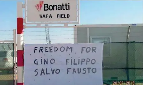  ??  ?? Libertà Un cartello bianco con una scritta in inglese che, tradotta, recita: «Libertà per Gino, Filippo, Salvo, Fausto». L’augurio per un’immediata liberazion­e dei quattro lavoratori italiani è comparso nel compound di Wafa, l’altro centro in Libia...