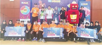  ??  ?? Siti (standing fourth left) and Ahmad Rizal (standing right) with the winning team members from SK Kolombong, SMK Sanzac and SMK Bandaraya.