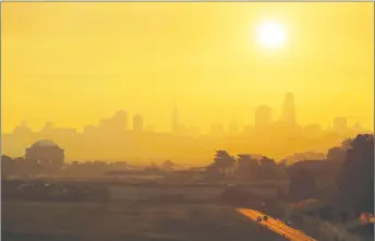  ?? AP PHOTO ?? Smoke and haze from wildfires hovers over the skyline in San Francisco yesterday,