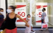  ??  ?? Moins d’étrangers, un budget en baisse : les soldes sont différents cette année (Photo d’illustrati­on Patrice Lapoirie)