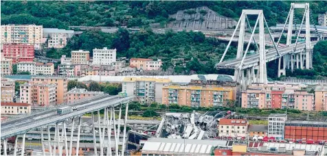  ?? Foto: Antonio Calanni, dpa ?? Ein verstörend­es Bild: Auf einem Teilstück von etwa 100 Metern ist am Dienstag die Morandi Brücke über Genua eingestürz­t.