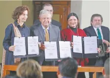  ??  ?? El presidente Andrés Manuel López Obrador, ante la directora de la UNESCO, Audrey Azoulay, se comprometi­ó a fortalecer el rescate de lenguas indígenas.