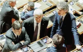  ?? Ansa ?? In cerca di poltrona Pier Ferdinando Casini (al centro) tra i banchi del Senato