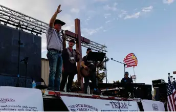  ?? ?? Pastor Rod Parker leads a worship service at the ‘Take Our Border Back Convoy’ rally in Quemado, Texas.