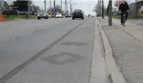  ?? JACK LAKEY/TORONTO STAR ?? Cycling lanes have been removed from Birchmount Rd. in preparatio­n for the return of two lanes of traffic in both directions, but some drivers are already trying to use two lanes.