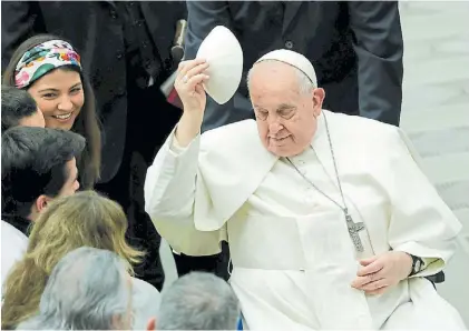  ?? ANSA ?? Saludo. El papa Francisco se encuentra con los fieles durante una audiencia general en el Vaticano.