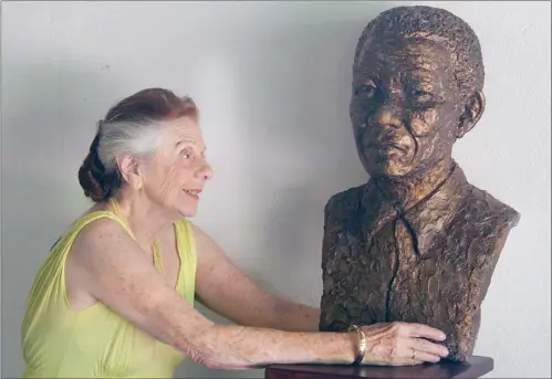  ?? PICTURE: NHLANHLA PHILLIPS ?? INNER MAN: Naomi Jacobson is pictured with a copy of her bust of Nelson Mandela at her home in Killarney, Joburg.
