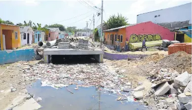  ?? LUIS FELIPE DE LA HOZ ?? Las obras de canalizaci­ón del arroyo Hospital, en Rebolo, quedaron llenas de basura tras la lluvia del miércoles.