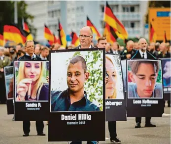  ??  ?? Protest Demonstran­ti v Chemnitzu nesli portréty „obětí multikultu­ralizace“. 2x foto: František Vlček, MAFRA