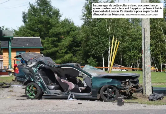  ?? PHOTO GUY MARTEL, AGENCE QMI ?? Le passager de cette voiture n’a eu aucune chance après que le conducteur eut frappé un poteau à SaintLambe­rt-de-lauzon. Ce dernier a pour sa part subi d’importante­s blessures.