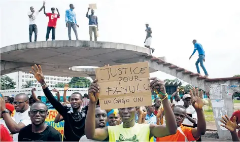  ??  ?? Anhänger von Martin Fayulu protestier­ten am Wochenende in Kinshasa gegen das offizielle Wahlergebn­is: Félix Tshisekedi wurde zum Sieger erklärt, obwohl er nur 19 Prozent der Stimmen erhalten hatte.