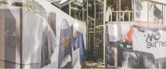  ?? MARIS MEZULIS ?? Images of tents in the Downtown Eastside are featured at Venice's Biennale Archittetu­ra festival, giving visitors a look at Vancouver's struggle to offer its homeless population adequate housing.