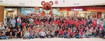  ??  ?? KAMALANATH­AN (tengah) bersama kanak-kanak pada pelancaran Hari Teddy Bear Sedunia di KL Gateway Mall, semalam.