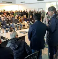  ?? (Sartori) ?? In azienda Il sindaco Sboarina interviene all’assemblea sindacale di Amia. Con lui molti consiglier­i