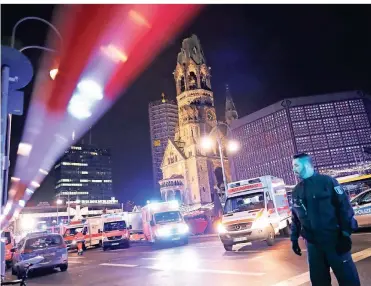  ?? FOTO: MICHAEL KAPPELER/DPA ?? Polizisten und Rettungskr­äfte im Dezember 2016 am Berliner Breitschei­dplatz.