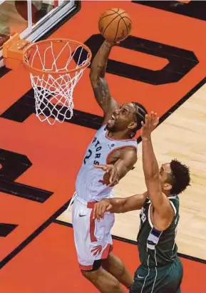  ?? EPA PIC ?? Toronto Raptors’ Kawhi Leonard (left) gets the better of Milwaukee Bucks’ Malcolm Brogdon to score late in the second overtime period of the Eastern Conference Finals Game Three on Sunday.