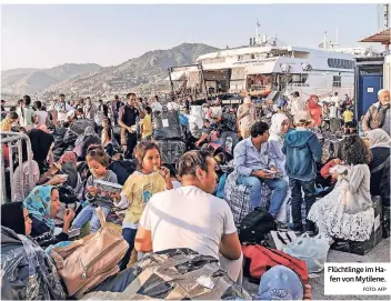  ?? FOTO: AFP ?? Flüchtling­e im Hafen von Mytilene.