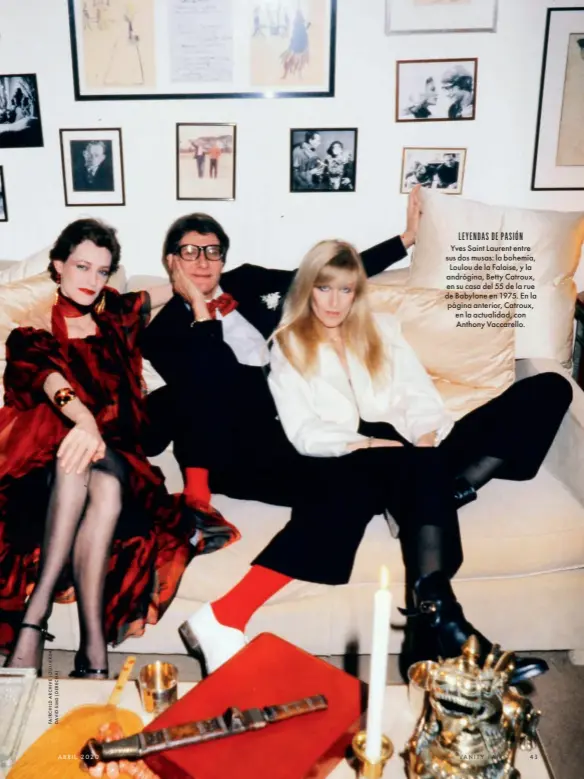  ??  ?? LEYENDAS DE PASIÓN Yves Saint Laurent entre sus dos musas: la bohemia, Loulou de la Falaise, y la andrógina, Betty Catroux, en su casa del 55 de la rue de Babylone en 1975. En la página anterior, Catroux, en la actualidad, con Anthony Vaccarello.