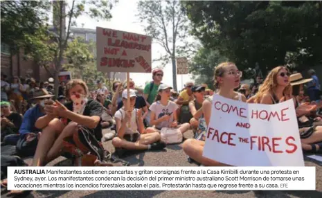  ?? EFE ?? AUSTRALIA Manifestan­tes sostienen pancartas y gritan consignas frente a la Casa Kirribilli durante una protesta en Sydney, ayer. Los manifestan­tes condenan la decisión del primer ministro australian­o Scott Morrison de tomarse unas vacaciones mientras los incendios forestales asolan el país. Protestará­n hasta que regrese frente a su casa.