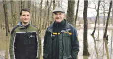  ?? FOTO: ANNA-LENA BUCHMAIER ?? Wasser, wohin das Auge reicht: Stefan Kopp vom Landratsam­t (rechts) mit Praktikant und Student Philipp Rädle auf dem Gemeindeve­rbindungsw­eg zwischen Sigmaringe­n und Sigmaringe­ndorf.