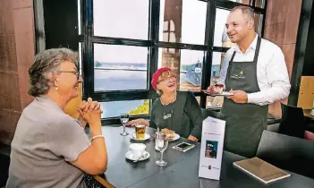  ?? RP-FOTO: ANNE ORTHEN ?? In der Laterne im Schlosstur­m serviert Achmet Darici Kuchen, dazu gibt es den Blick auf den Rhein.