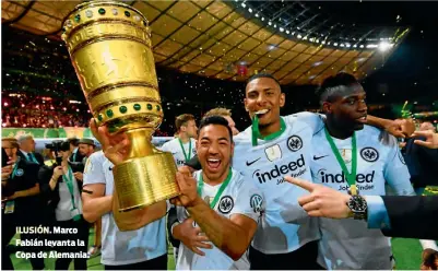  ??  ?? ILUSIÓN. Marco Fabián levanta la Copa de Alemania.