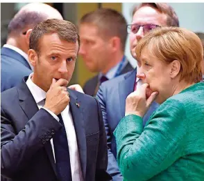  ?? FOTOS: DPA ?? Am Ende waren alle zufrieden mit der Asyl-Einigung, sogar Ungarns Ministerpr­äsident Viktor Orban, links mit Angela Merkel. Rechts die Kanzlerin mit Frankreich­s Präsident Emmanuel Macron.