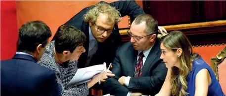  ??  ?? Governo Federica Chiavaroli, Luca Lotti, Luciano Pizzetti e Maria Elena Boschi discutono a Palazzo Madama durante il voto sugli emendament­i
(Insidefoto)