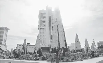  ??  ?? Sibu Town Square is being transforme­d into a Christmas wonderland.