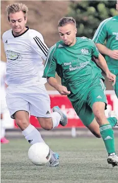  ?? RP-FOTO: RALPH MATZERATH (ARCHIV) ?? Ein Mann und der Ball: Moritz Kaufmann (rechts) ist nicht nur als Torschütze wichtig. Seine Bilanz als Vorbereite­r ist überragend.