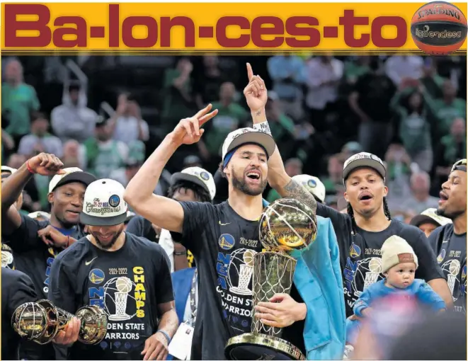  ?? ?? Klay Thompson, en el centro, celebra en la pista del TD Garden de Boston su cuarto campeonato de la NBA con el trofeo Larry O’Brien en las manos.