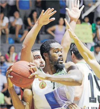  ?? FOTO:AGENCIAUNO ?? Terrance Thomas protegiend­o el balón ante la marca rival .