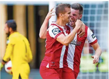  ?? FOTO: NEIS/EIBNER/IMAGO ?? Der Saarländer Hendrik Zuck (links) bejubelt seinen Treffer zum 2:0 gegen Lotte mit Teamkolleg­e Christian Kühlwetter. In der Tabelle machte der 1. FC Kaiserslau­tern durch den Heimsieg wieder einen Satz nach oben.