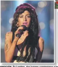  ??  ?? EMOCIÓN. En Londres, dos lugares congregaro­n a los fans de Amy Winehouse, quien murió en 2011. Su casa de Camden Town (arr.) y el mercado de Camden, donde hay una estatua a su “vecina ilustre”.