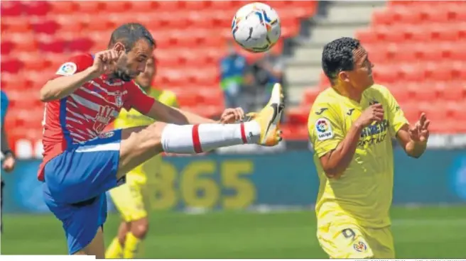  ?? REPORTAJE GRÁFICO: ANTONIO L. JUÁREZ / PHOTOGRAPH­ERSSPORTS ?? Víctor Díaz trata de despejar ante la presencia de Carlos Bacca.