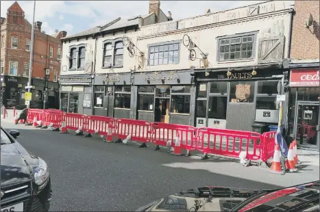  ??  ?? MORE SPACE The council is improving social distancing on pavements outside pubs and restaurant­s such as Albert Road